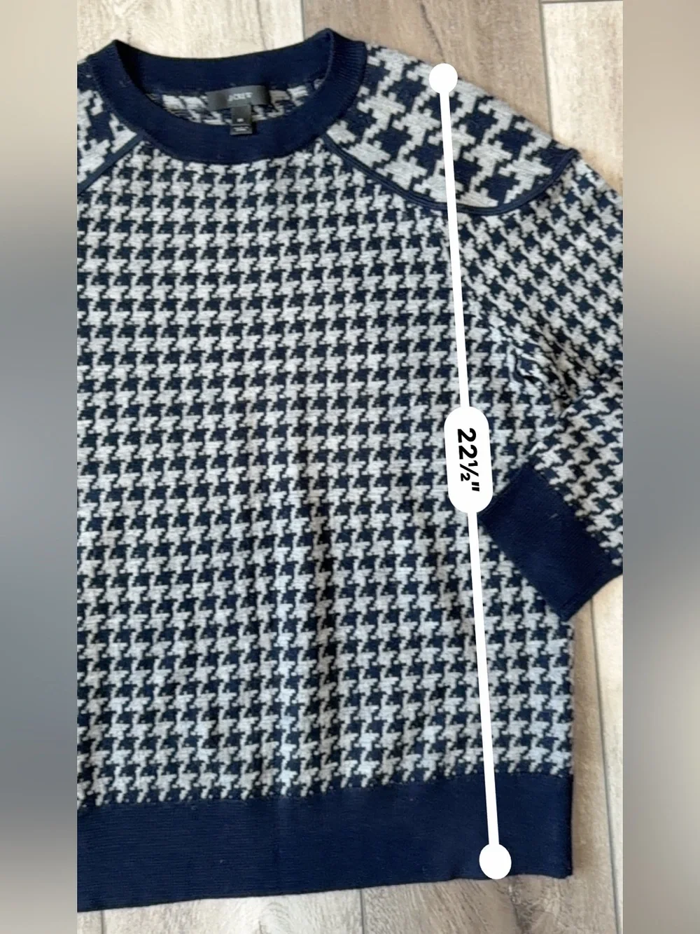 J. Crew- 100% Merino Wool Classic Navy and Grey Houndstooth Crewneck Sweater(M)